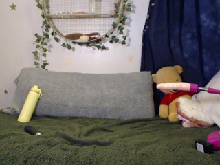 SunnylilDays cute babe showing slut shapes