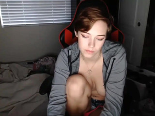 alicen0 imposing slut stiffens her cunt tight