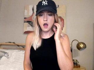 texasthicc elegant confused caresses juicy pussy