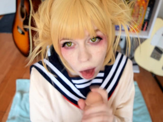 Bat Maisie  to the cute chick rubs her clit