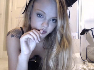 Kittenxx manyvids slut in tattoo masturbating pussy in the shower