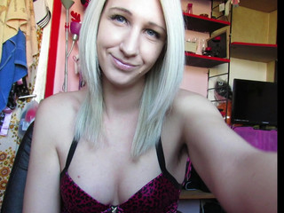 cuteblonde666 naughty bitch posing nude