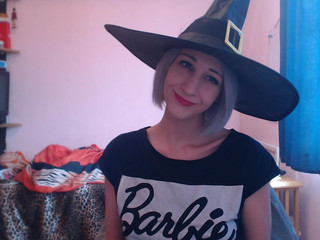 cuteblonde666 smeared her incredibly hot body with oil