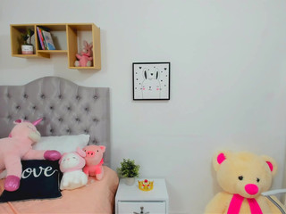 hanna_costello busty babe emotionally masturbates