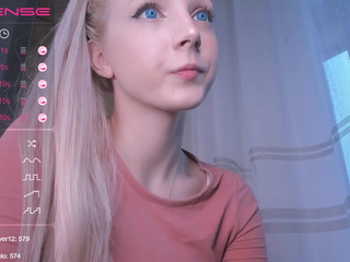 oh_honey_ tender small fucks herself in the pussy