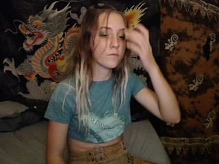 zoe_kitty666 spicy chick gently pulls pussy