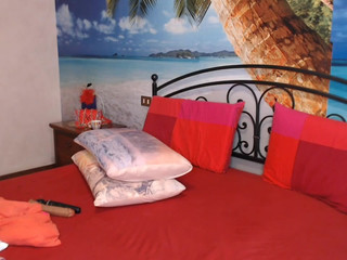 fox_and_foxy the obstinate queen pulls the cap