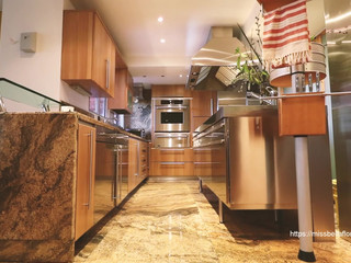 FloraBella_ pretty lady puts on juicy vagina