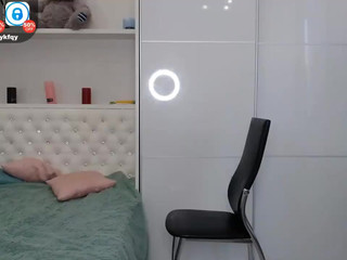 jykfqy crazy chick caresses sex lips