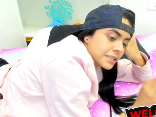 lisaxbritani runet wriggles in front of webcam