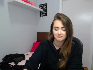 silvia_ami nude chick posing on the couch