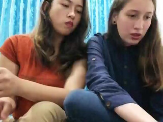 Algodondeazucar beauty pulls the clitoris with a vibrator