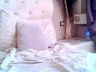 aylinn28 crazy chick masturbates both holes