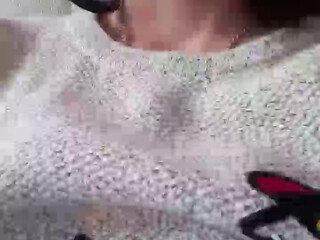 chiara34 beauty fucks herself in front of the webcam