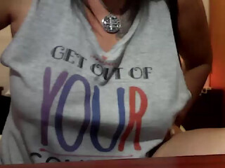 Fernandahi busty slut brings herself to squirt