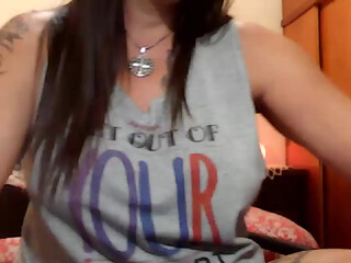 fernandahi impressive young lady puts on beautiful boobs