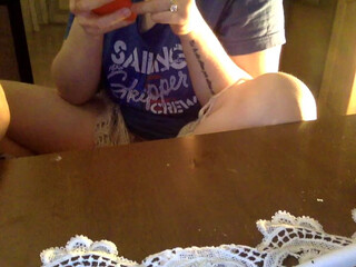 Giuly21 jerking off the clit on the bed