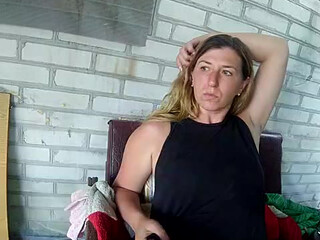 HOTTASHA to the cute chick rubs her clit