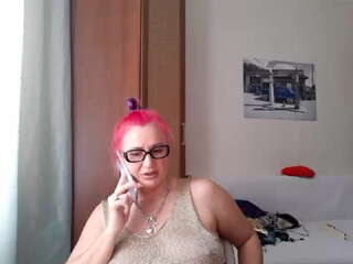 hotolgaxxx undresses and shows puffy bread