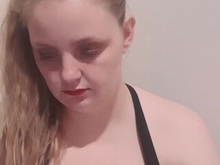 larasexgirl spicy chick exposes sexy body