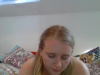 Lizzielou gets an orgasm from jerking