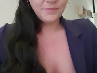 sonia4999 busty brunette chats in free chat