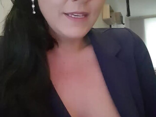 sonia4999 gorgeous lady caresses shaved vagina