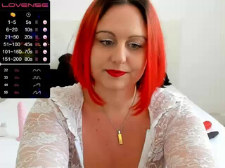 titeresille black-haired beauty communicates in fries