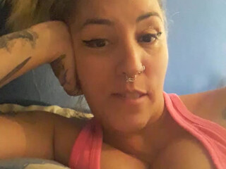 vampora19777 beautiful slut plows pussy with phallus