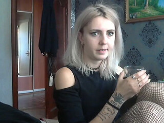 iskorka babe sat hard masturbating pussy