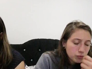 algodondeazucar naughty queen puts on beautiful tits