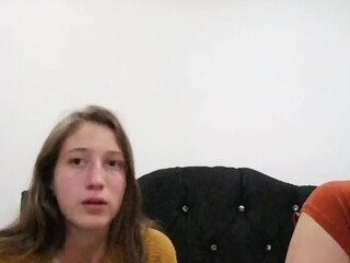 algodondeazucar black-haired beauty communicates in fries