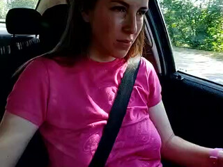 Ameliaseen blonde babe bares her tits