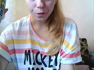 anmarri busty chick shows her charms