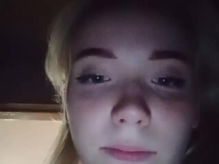 Ariel006 sweet chick fucks both holes