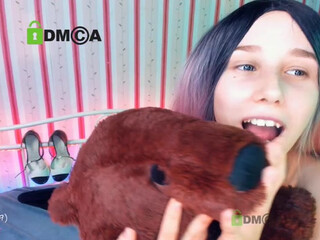 HvaraMontyana gorgeous young lady jerks both holes