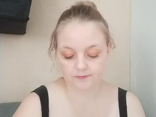 Larasexgirl the shrew is naughty with a vibrator