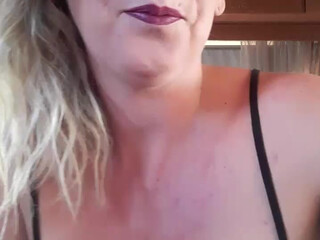 liliesoft seductive pussy shoves balls in the anus