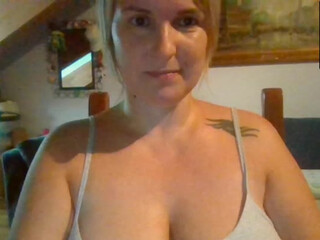 Lucestellata stunning slut dabbles with dildo