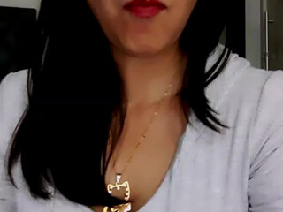 monycat Busty brunette