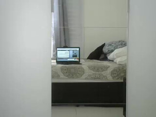 Patriciamour black-haired handjob lying on the couch