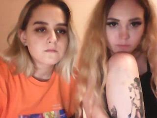 PonyQueenn cute brunette with natural tits chatting in fries