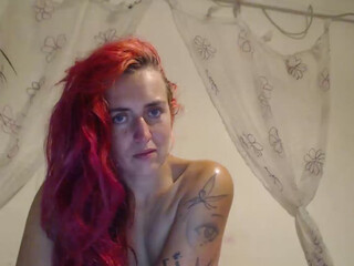 redqueen8 black-haired babe jerks off her cunt