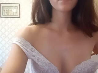 Tigirs13 masturbating and playing with her pussy