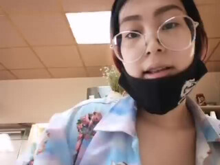 Yaeclipseee slut fingers her pussy