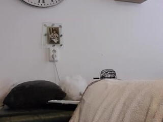 Xxsquirtysamxx housewalker reveals her delicious body