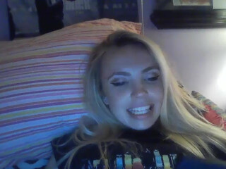 yourbabylynn23 chaturbate lustful babe caresses shaved pussy