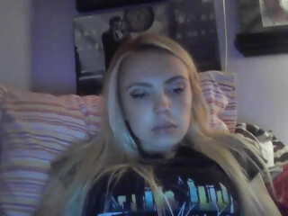 yourbabylynn23 chaturbate juicy slut fucks pussy with phallus