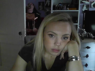 yourbabylynn23 chaturbate cute slut fucks pussy with dildos