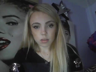 yourbabylynn23 chaturbate bitch jerks off in the office